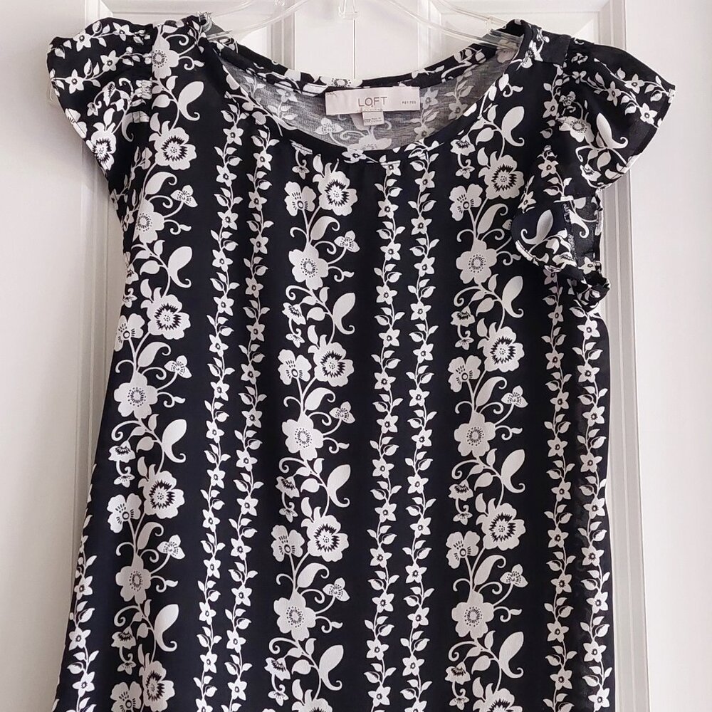 LOFT Black & White Flutter Sleeve Floral Blouse Women's Size XXSP